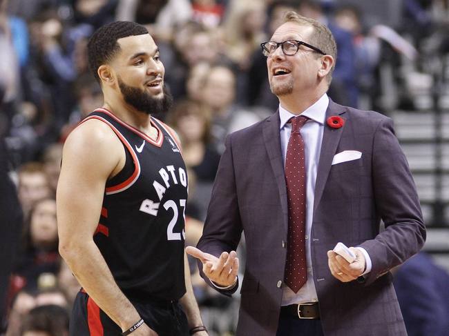 在球场上展 在球场上展